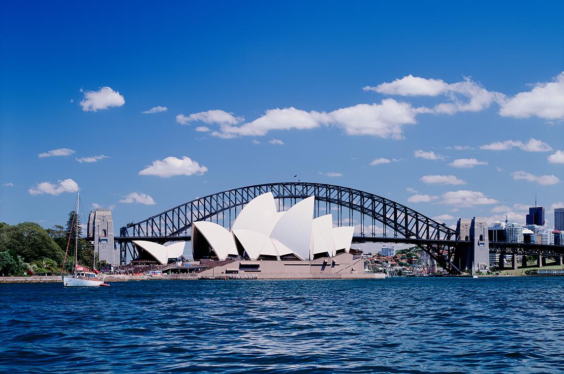 Visit top destinations like the Sydney Opera House with Trafalgar tours