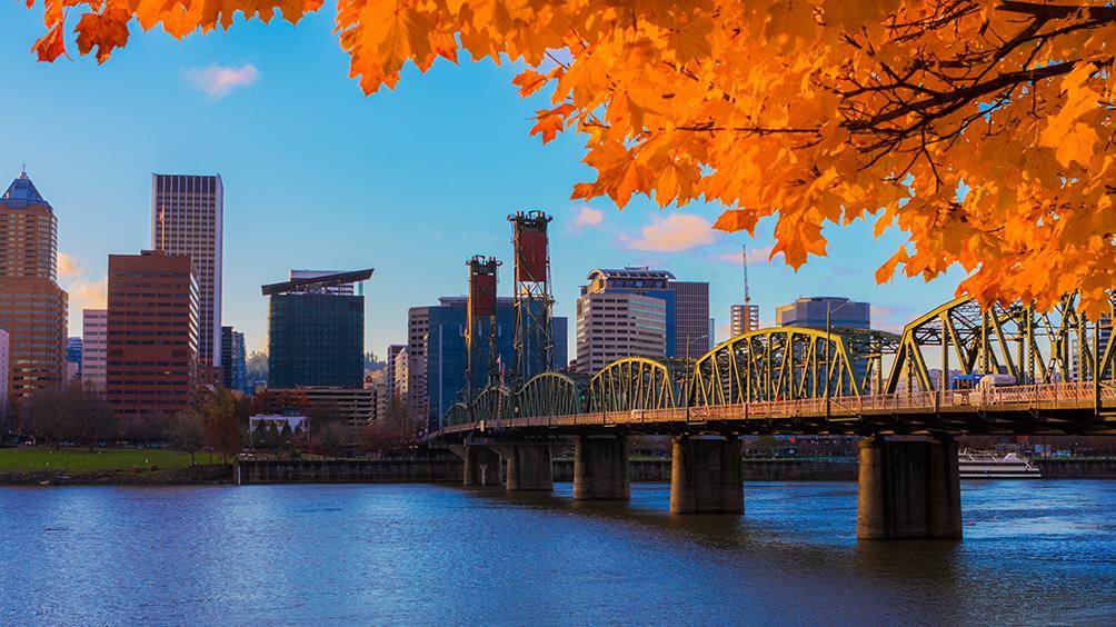 The Hawthorne Bridge in Portland in the evening